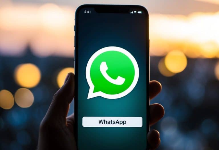 Um smartphone com um ícone do WhatsApp brilhando com um indicador de status verde