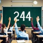 Uma sala de aula com um quadro negro mostrando o número 244, cercada por alunos levantando as mãos para responder.