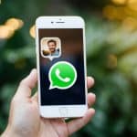 Um telefone com um ícone do WhatsApp e uma foto que desaparece