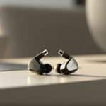 Um par de fones de ouvido intra-auriculares de alta qualidade sobre uma superfície limpa e moderna.
