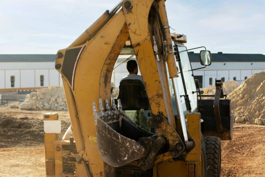 Como escolher a melhor caçamba para transporte de cavacos em ambientes industriais