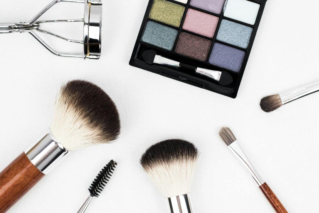 A paleta de sombras é um item que traz muita versatilidade no seu conjunto de maquiagens. Com ela, você pode criar desde um look super discreto até uma produção poderosa para a noite. Dá para usar os tons de diversas formas, combinando cores, esfumando no canto do olho ou abaixo da linha d'água ou até substituindo outros produtos da nécessaire.
