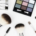 A paleta de sombras é um item que traz muita versatilidade no seu conjunto de maquiagens. Com ela, você pode criar desde um look super discreto até uma produção poderosa para a noite. Dá para usar os tons de diversas formas, combinando cores, esfumando no canto do olho ou abaixo da linha d'água ou até substituindo outros produtos da nécessaire.