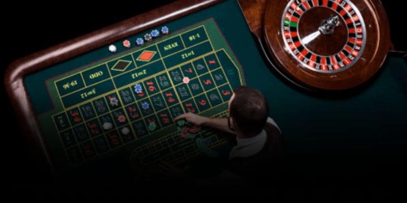 Mesa de roleta online Brasil com fichas coloridas dispostas