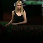 Mesa de cassino com fichas coloridas organizadas