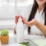 A importância do shampoo e condicionador certos no tratamento capilar diário