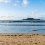 Que se encontra à beira do mar: cidades, curiosidades e cultura