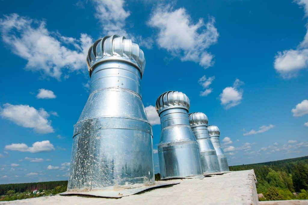 Como a torre de resfriamento contribui para a eficiência do resfriamento industrial