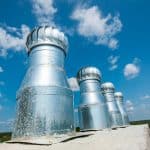 Como a torre de resfriamento contribui para a eficiência do resfriamento industrial